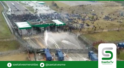 Fuerzas polacas repelen con chorros de agua las agresiones de migrantes en frontera con Belarús