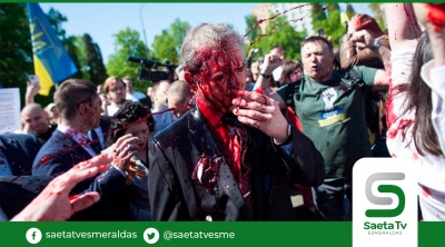Agreden a embajador ruso con pintura roja durante las celebraciones del Día de la Victoria