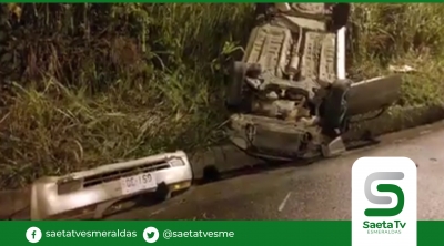 Automóvil pierde pista en la vía Quinindé Esmeraldas