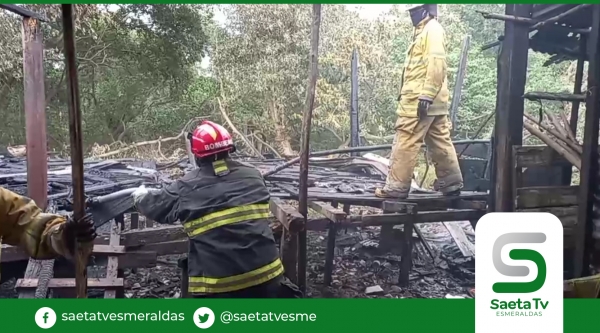 Fuego desaparece vivienda en barrio El Palmar