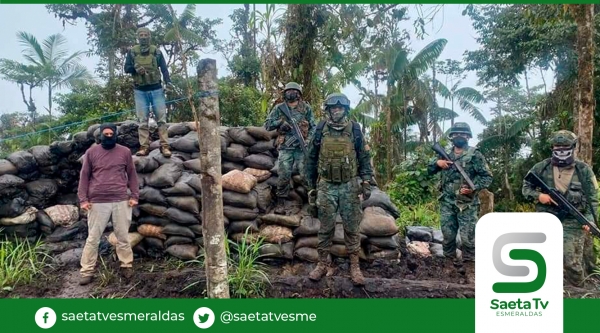FF.AA aprende a 10 personas y decomisan 400 sacos de material mineralizado