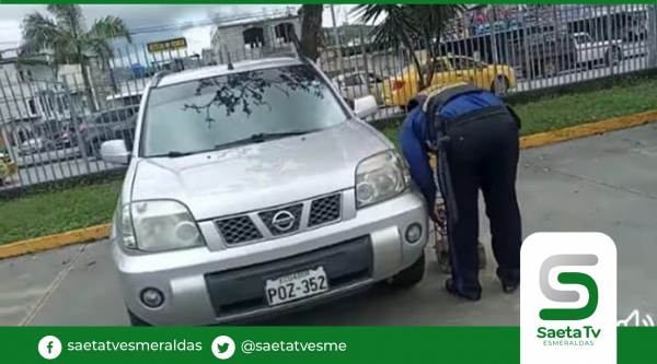 Le encadenaron su vehículo por pasar el tiempo de garaje