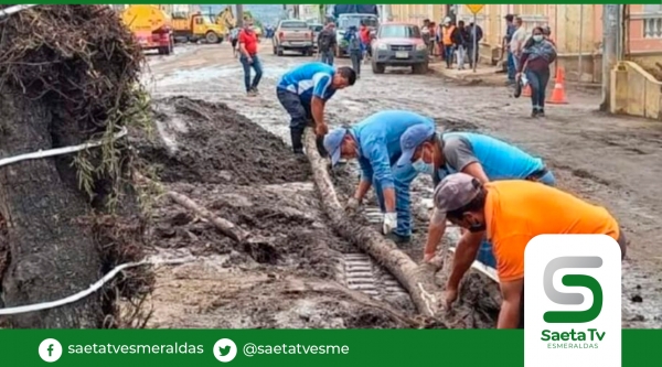 30 viviendas afectadas por aluvión en Guano; se inicia limpieza