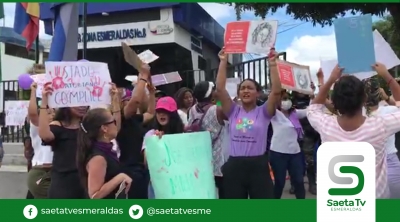 Medio centenar de mujeres se manifestaron al pie del Comando de Policía