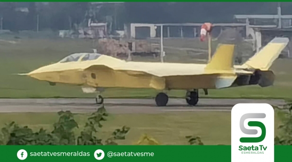 Revelan imágenes del que sería el primer avión de combate biplaza fabricado por China