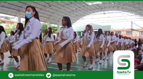 Estudiantes juraron defender a su patria en el Día de la Bandera
