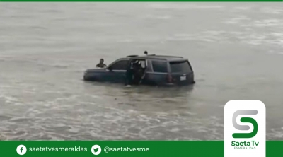 Vehículo queda atrapado por la marea en playa de Bahía de Caráquez