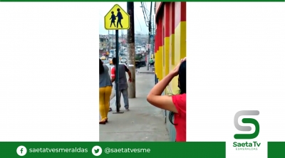Vehículo pesado se impacta contra un poste de alumbrado
