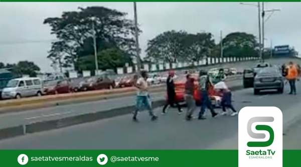 Dos agentes de tránsito fueron atacados en Guayaquil mientras movilizaban vehículo retenido