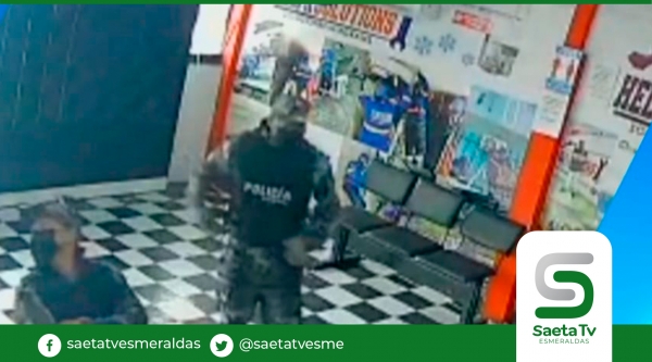 Delincuentes disfrazados como policía asaltaron un negocio en Guayaquil