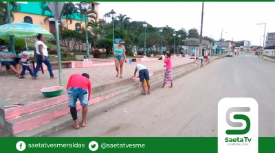 Jóvenes embellecen su parque en el cabo de San Francisco en Muisne