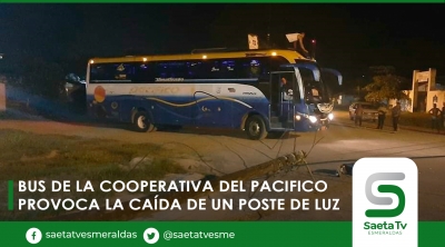 Bus de la Cooperativa del Pacifico provoca la caída de un poste de luz