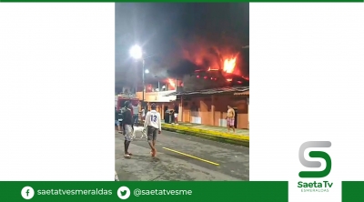 Voraz incendio en el malecón de Quinindé