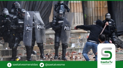 Enfrentamientos entre agentes anti disturbios  y los manifestantes no cesan