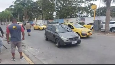 Milagro en Esmeraldas: Dos mujeres se salvan de morir tras choque entre camioneta y auto en cercanías del colegio 5 de Agosto