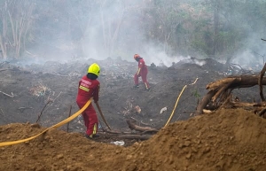 DIA 11 DE OPERACIONES DE BOMBEROS EN BOTADERO DE BASURA DE ESMERALDAS