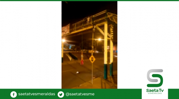 ¡Terror en halloween! Dos cuerpos colgados en el paso peatonal frente a la Inmaculada
