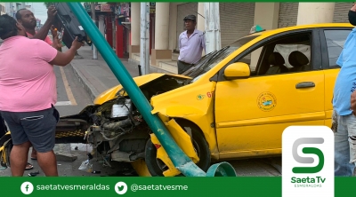 Taxi se estrelló en la esquina de la Bolívar y Juan Montalvo