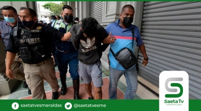 Policías metropolitanos socorren a señora que fuera asaltada