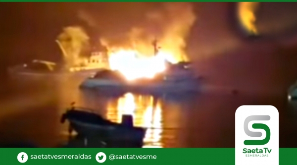 Dos embarcaciones se incineraron frente a Posorja