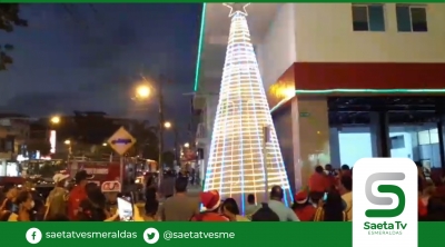 Bomberos encendieron árbol de navidad