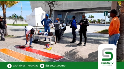 Contando con permiso municipal autoridades de FLOPEC impedía a activistas LGBTIQ pintar paso cebra en una calle de Las Palmas
