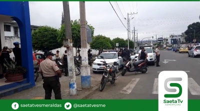 Dos presuntos sicarios aprehendidos por la policía en Esmeraldas