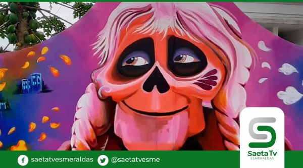 Murales pintados en Atacames reciben visita de turistas